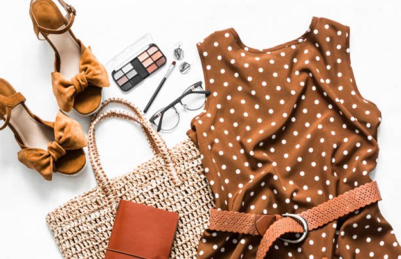 حقائب اليد الصغيرة: كيفية شراء وارتداء حقيبة يد صغيرة من تصميم مصمم أزياء